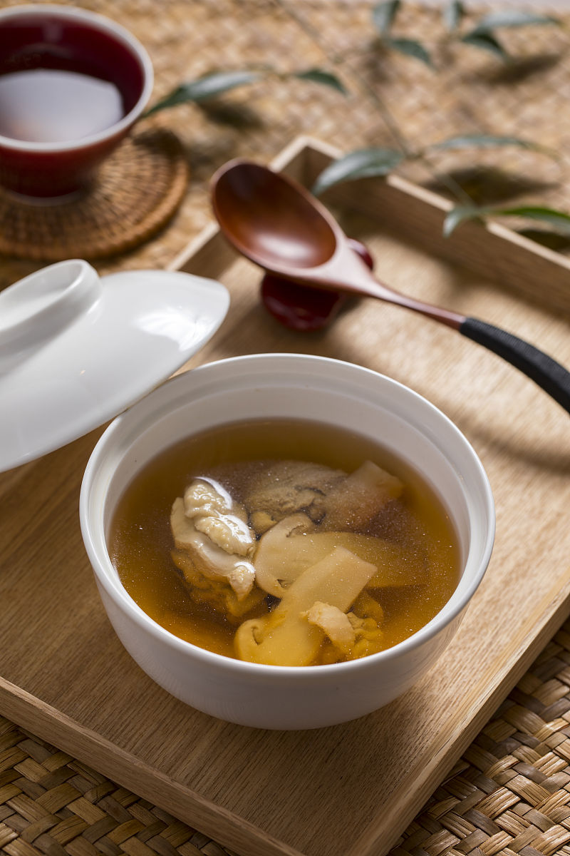 花胶鲍鱼炖鸡汤功效 - 滋阴补虚、补血活血、提高免疫力
