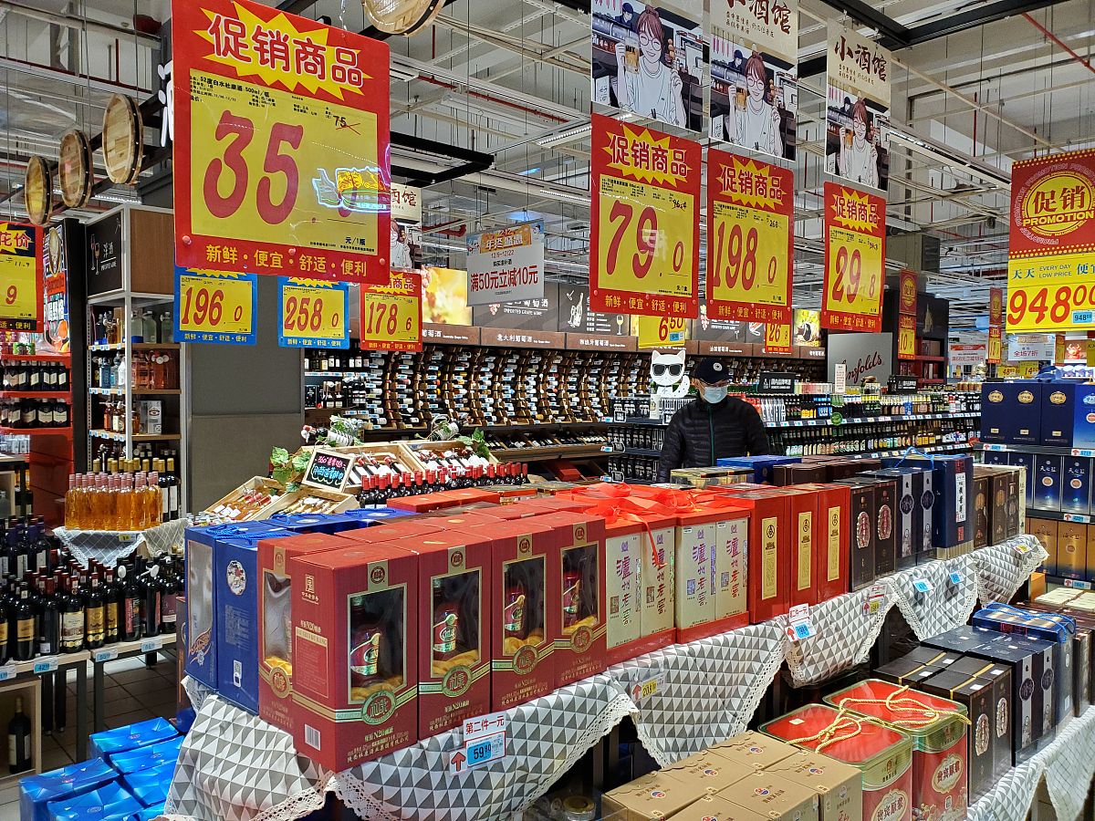 自由流动式陈列的优势：顾客看到更多商品，增加购买机会