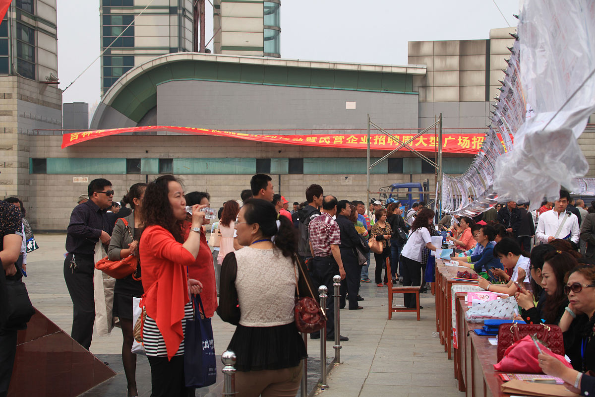 2019年春季行动暨渝鲁就业扶贫现场招聘会在重庆市酉阳县职业教育中心举行