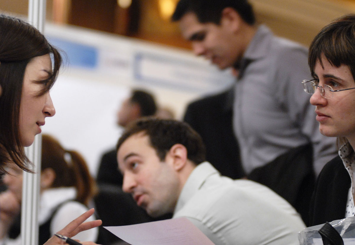 00后刚毕业找到了人生中第一份工作。月薪3000省着点用一个月能存2000一年是240万五年内就可以买-~辆自己梦寐以求的陆巡了。动力满满未来可期。