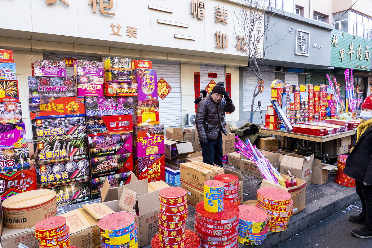 2022年1月31日,黑龙江齐齐哈尔,市民采购鞭炮.
