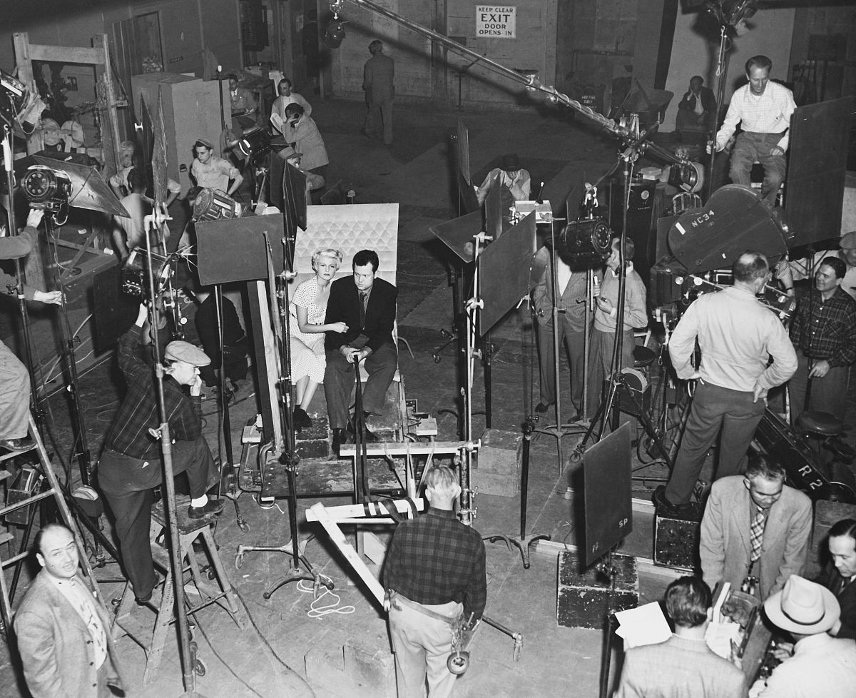 rita hayworth and orson welles sit waiting among a myriad of cam