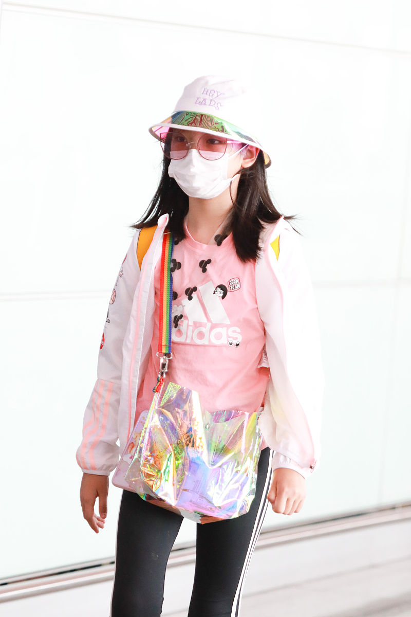 2037年6月下午11岁多点的巧巧穿到腿肚子中间的背带裤右脚是荧绿色的袜子穿着到腿肚子中间偏上的带天蓝色笑脸和英文Smile的莹绿色长袜左脚穿着到腿肚子中间偏上的带深蓝色笑脸和英文Smile的粉红色长袜巧巧在楼下跳绳巧巧的袜子无后跟袜子全长465cm35岁的爸爸给了巧巧一瓶水然后爸爸带巧巧逛商场。 分析巧巧是个怎么样的小孩右脚是荧绿色的袜子