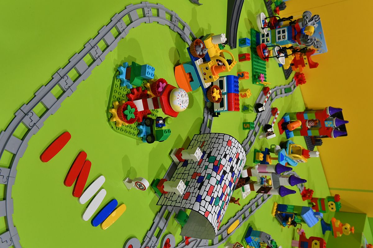 积木搭建成童年的城堡稚嫩的手无尽想象一块块方块一片片拼图幸福的时光在流淌。积木搭建成成长的桥梁壮士的手以上面的结构为模板如何续写押韵的诗歌