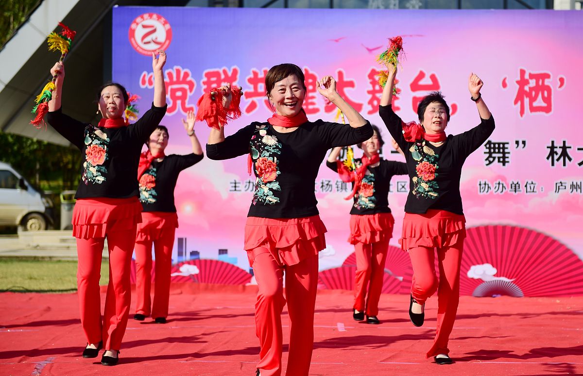 为老年人送去精彩演出，满满的祝福和鼓励！