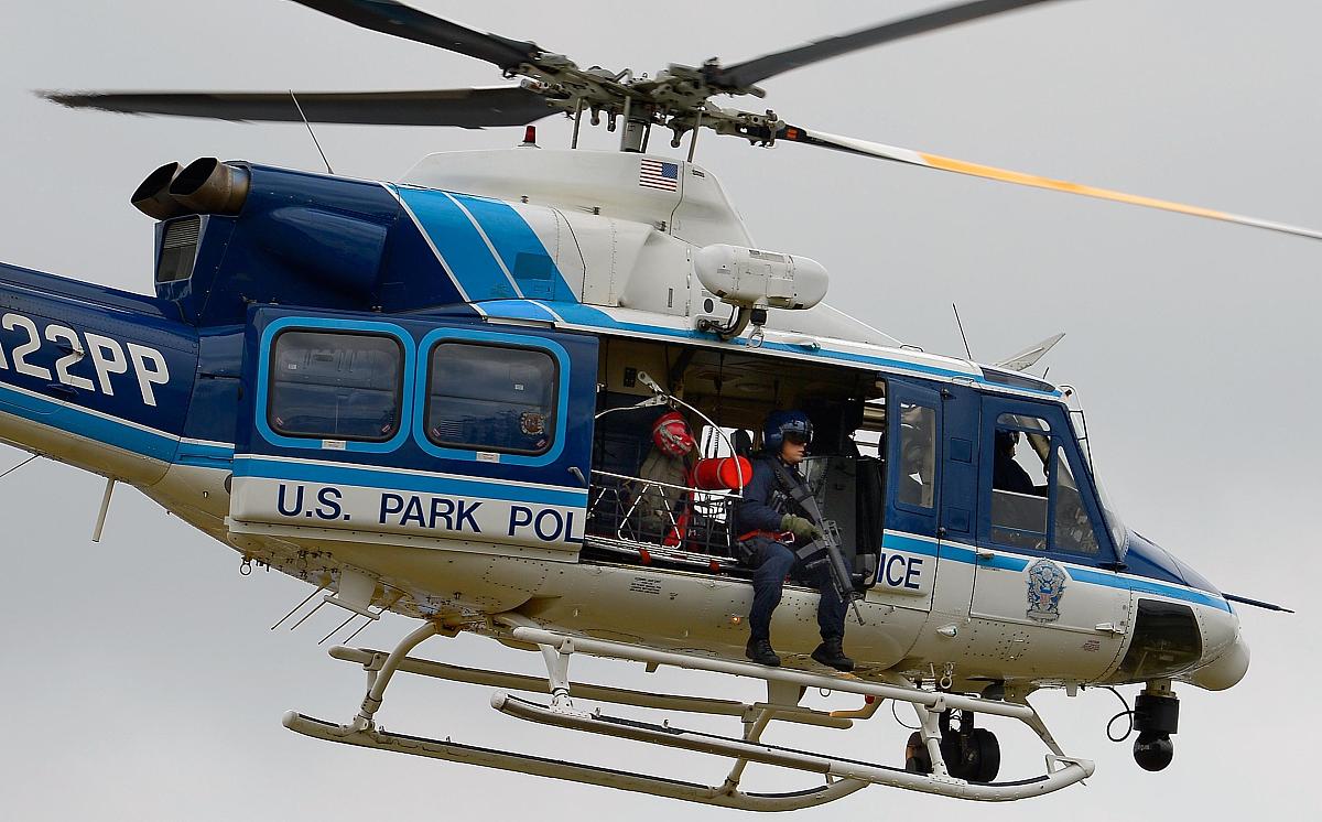 基地在经纬度坐标为30127692 104628690需要同时前往四川省21个市州配送药物请问基地应该同时派遣几架 Mi-26 型运输直升机运送医疗物资使得所有直升机飞行总距离之和最短。Mi-26 型运输直升机最大航程 为 2000 公里最大载重 12000 公斤飞行速度为 255 公里小时基地拥有数 量 10 架另外运输直升机派送完所载的全部货物后中途不 1能加油需要返回基地。每个地方所需货物如