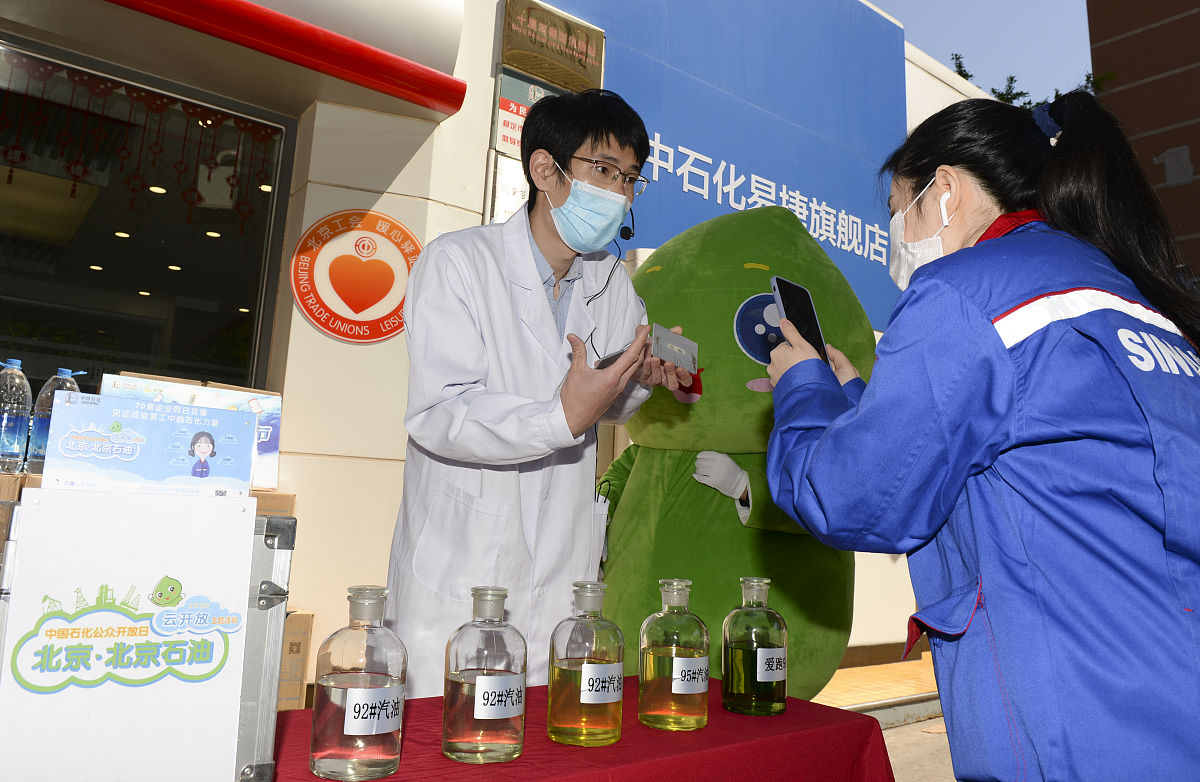 强化监测 市民健康再添新保障空气、食品、饮用水的安全是人民生命健康的重要保障。中心承担健康危害因素和职业病危害因素相关的监测、预警、干预等工作。全市建立了食源性疾病监测系统每年对食品开展农药和兽药残留、食品添加剂、生物毒素、抗生素等检测万余项次。每日对城区29个饮用水样监测点开展检测及时发现和处置饮用水安全隐患。在全国率先开展PM25中的金属和类金属元素、多环芳烃、水溶性离子等33种空气污染物对