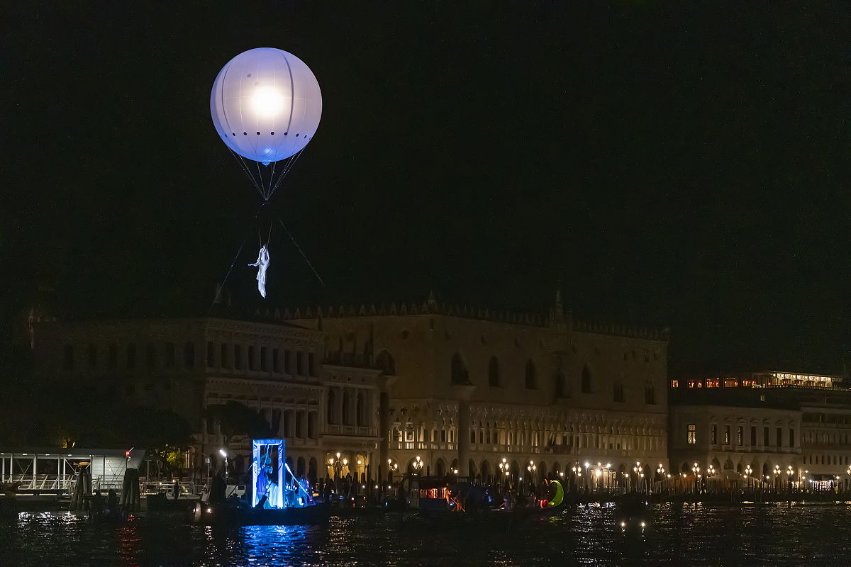 如何用凡尔赛式夸赞自己的帅气