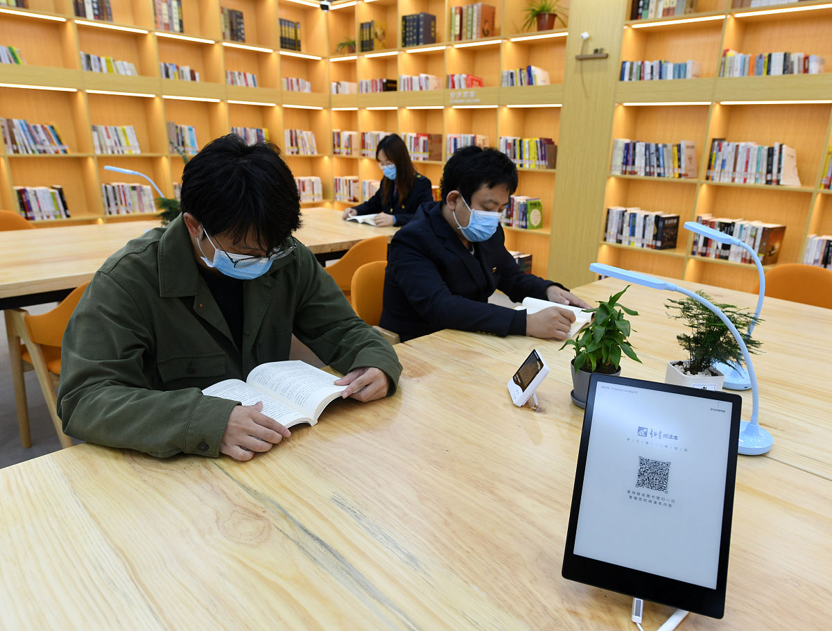 请帮我选几个图书馆学专业的论文题目研究方向与公共图书馆对老年人的服务相关要求角度新颖可研究性强并为每个选题列出大致研究思路