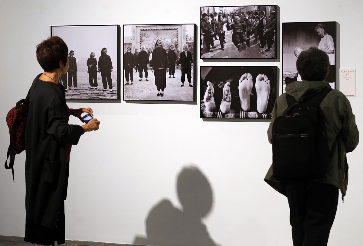 在《我的母亲》老舍散文中母亲是怎么样的人从哪里看出来在《我的母亲》老舍散文中母亲是一个朴实、勤劳、善良、慈祥的人。从文中可以看出母亲一辈子都在劳动不怕苦累对家庭非常负责对儿女关爱备至甚至为了让儿子能够上学母亲还要去做苦力。母亲待人亲切善良慈祥不管是对待自己的儿女还是对待陌生人都是一样的热情好客。在母亲的身上老舍看到了一个普通人的伟大和母爱的伟大。用文中句子回答