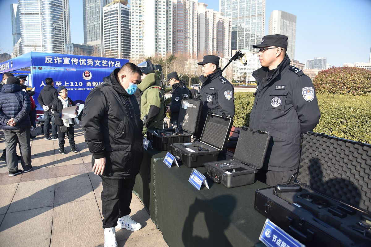我是盛泽镇综合行政执法局的一线执法队员主要负责环保工作今年是在岗工作的第7年今年我获得了优秀队员请3000字的发言稿。