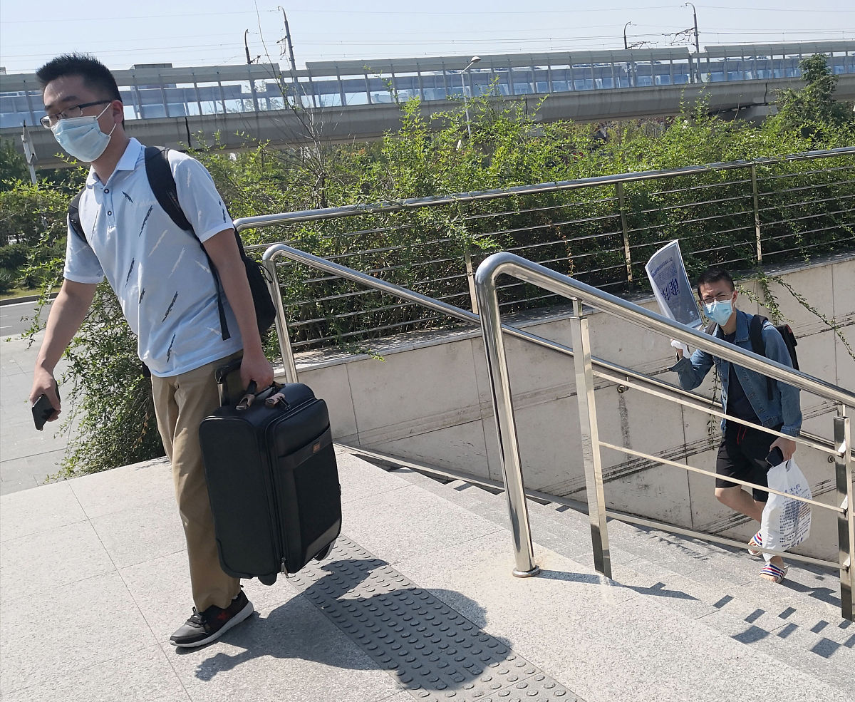 大学新生报道服务系统研究：文献综述与案例分析
