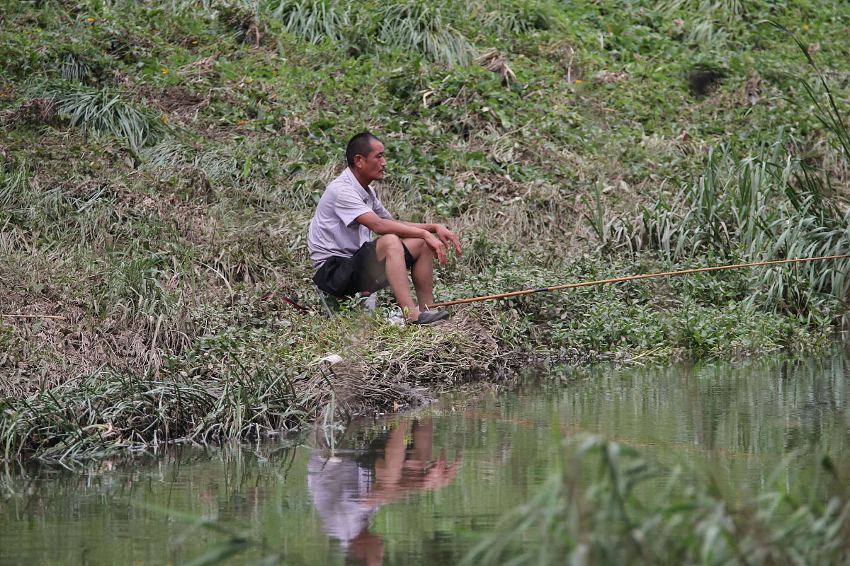 扮演一名文化领域博主写篇1000字农村俗语钓鱼穷三年玩鸟毁一生老祖宗的经验到今天还有用吗？的文章