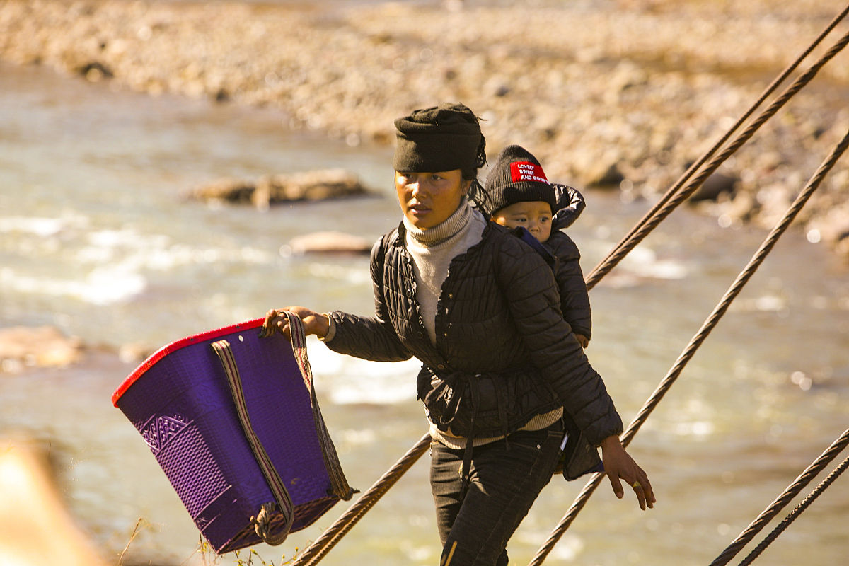 歌曲三个月亮是那个民族歌曲