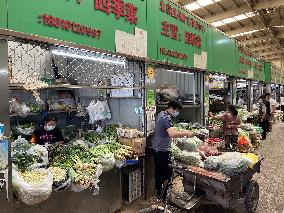 2020年6月14日,北京,丰台区岳各庄批发市场蔬菜销售大厅.