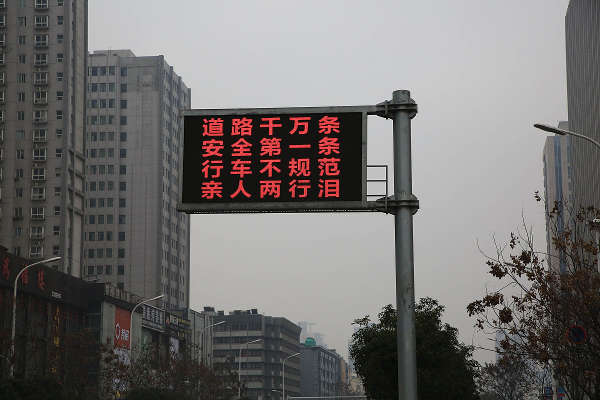 《流浪地球》2影评评电影《流浪地球》2主题思想分五个段落第一段写电影的背景和剧情简介后面的段落可以用电影台词开头。并取一个符合主题的简短的题目。不少于2000字。