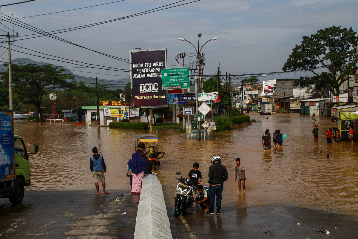 帮我通顺下面的语句：这些灾害事件都是由一种灾害衍生出另一种灾害进而形成错综复杂的灾害作用在灾害系统众多灾害耦合后的破坏性往往大于单一灾种的破坏性。从灾害链的角度进行研究能更有效的指导灾前准备和灾中处理因此进行相关的研究显得十分迫切和必要。