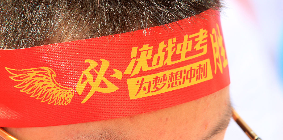 现在我身处初中毕业典礼上在有钢琴曲《听妈妈的话》伴奏下我将进行诗朗诵其能对应父母恩情的主题同时引出下面歌曲《不完美小孩》请撰写这篇朗诵稿要求文字富有文采不直接出现毕业《听妈妈的话》或《不完美小孩》的歌词或标题朗读时间不超过一分钟