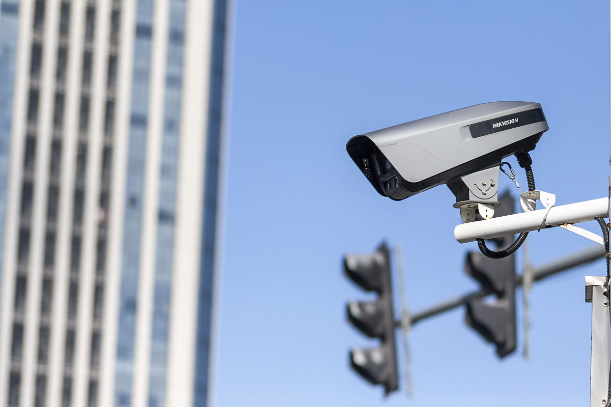 2021年10月9日,浙江绍兴,高清道路监控器(hikvision)海康威视.