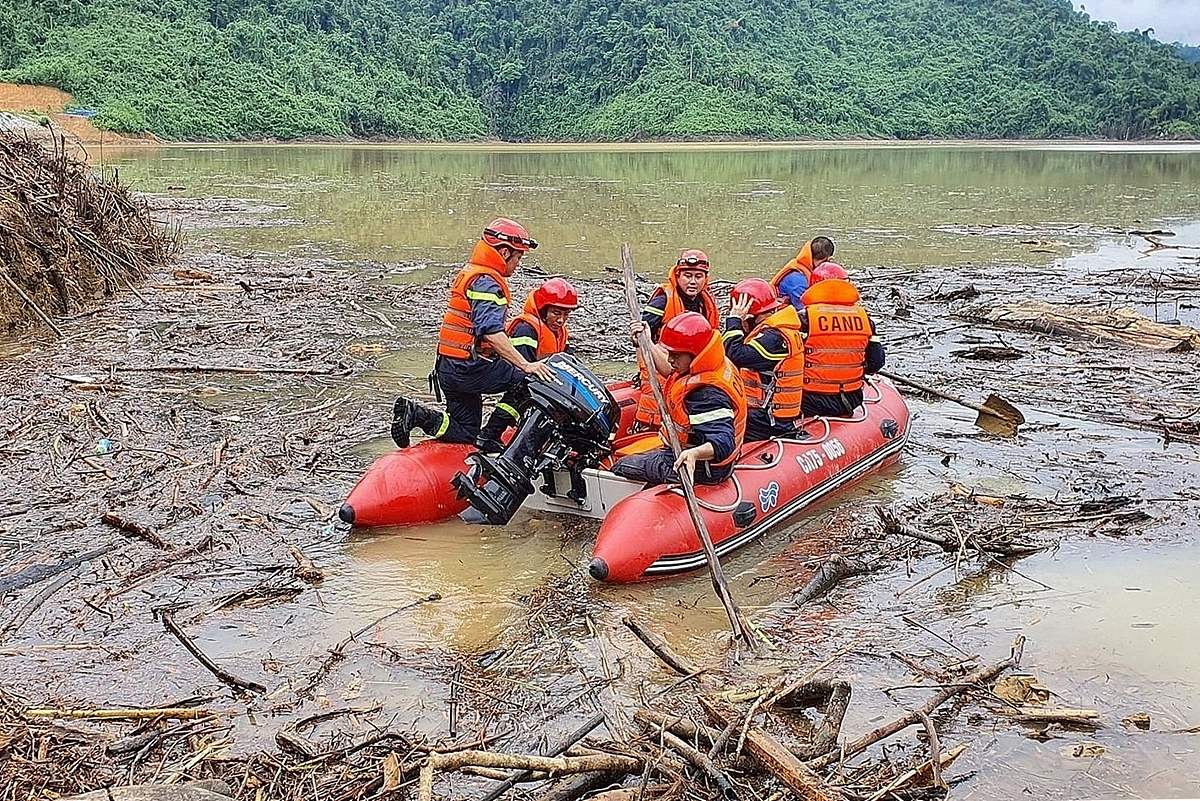 当地时间2020年10月14日,越南,越南国家水文气象预报中心表示,台风"浪