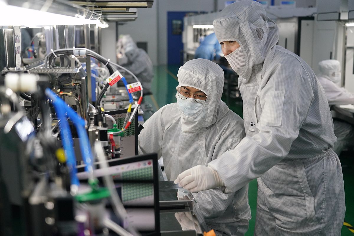 对于直流电机来讲电机输出端引脚是高电平电机就可以转动当输出端高电平时电机会转动但是是一点一点的提速在高电平突然转向低电平时电机由于电感有防止电流突变的作用是不会停止的会保持这原有的转速以此往复电机的转速就是周期内输出的平均电压值所以实质上我们调速是将电机处于一种似停非停似全速转动又非全速转动的状态那么在一个周期的平均速度就是我们占空比调出来的速度了将这段文字降重