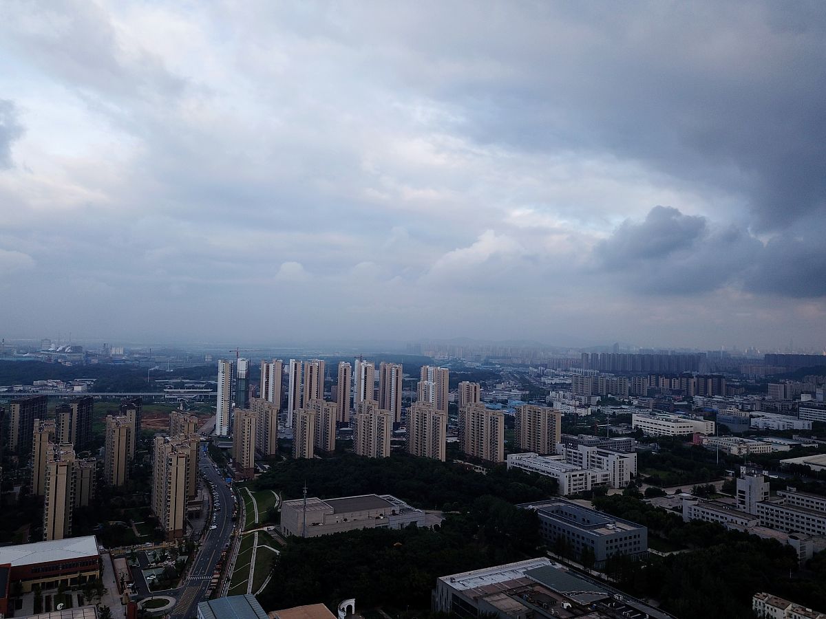 2018年8月26日,南京江北新区上空乌云密布,阳光<strong>无法</strong>穿透云层,天空呈现