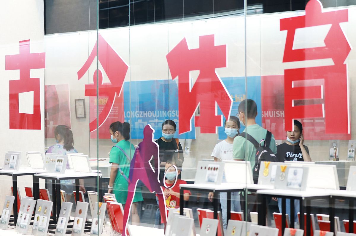 论述金融社会工作视角下西安市大学生网贷现状研究的研究内容与方法不少于500字。