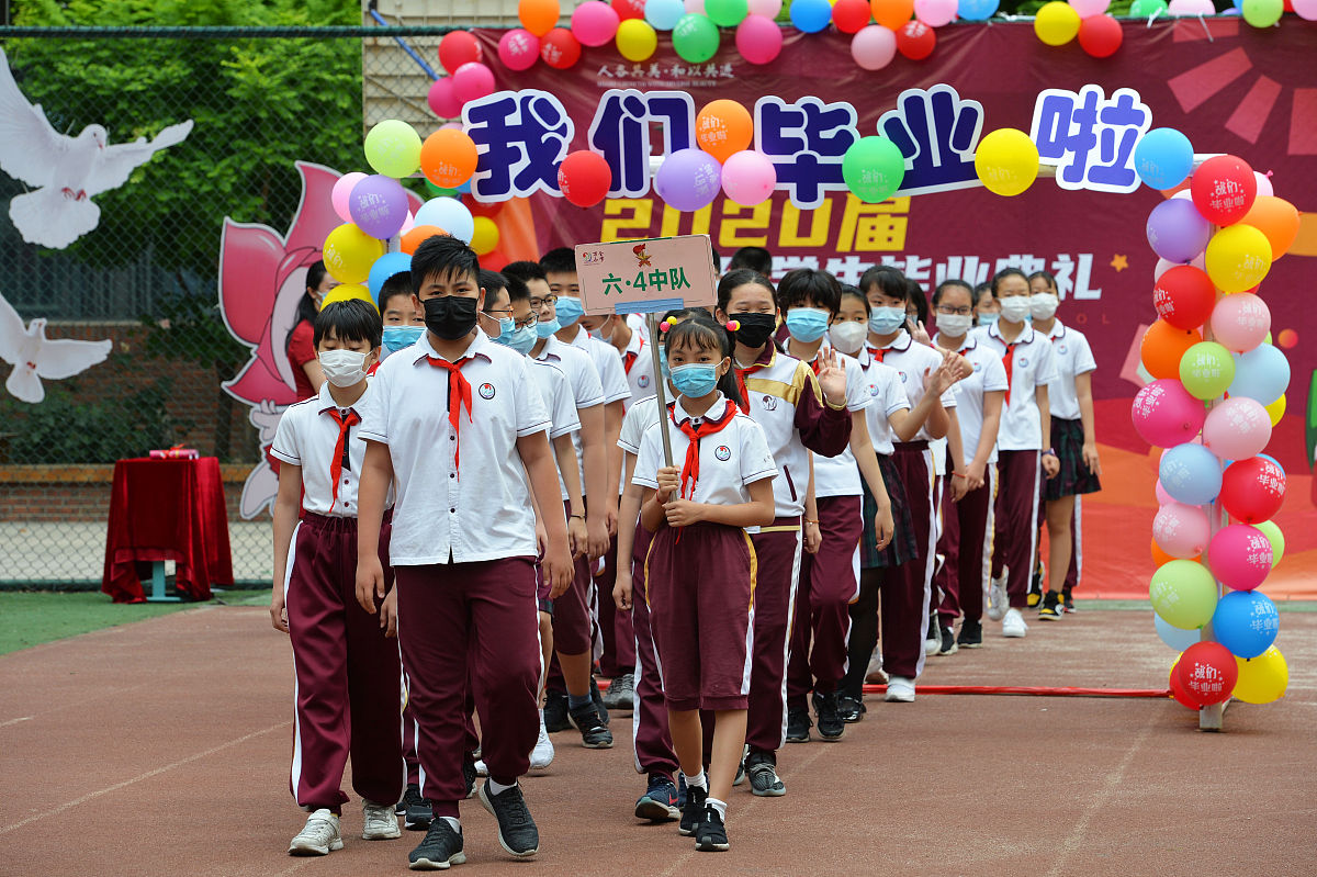 你是一名记者写一篇学校举行10岁成长仪式的新闻稿