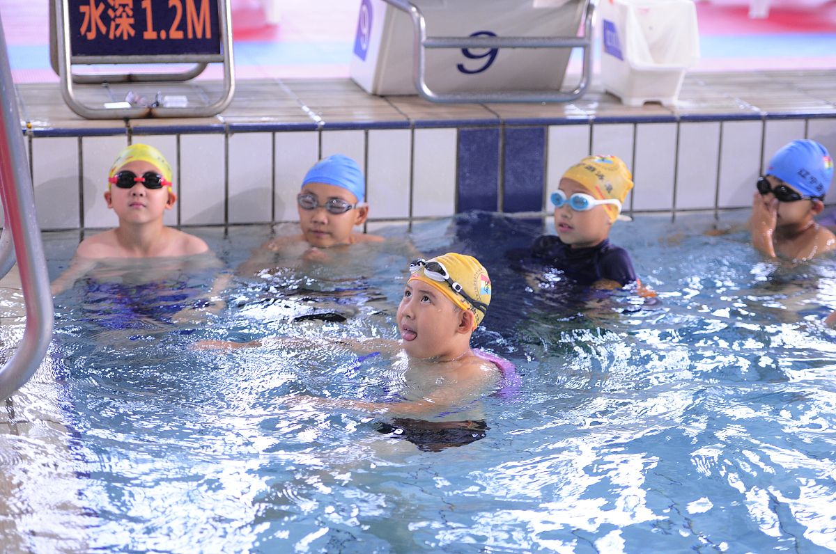 Write 100 words describing a kindergarten swimming class in educational perspectiveLucas is a little bit afraid of waterbut he went into the water and played happily hope he can enjoy more in the futu
