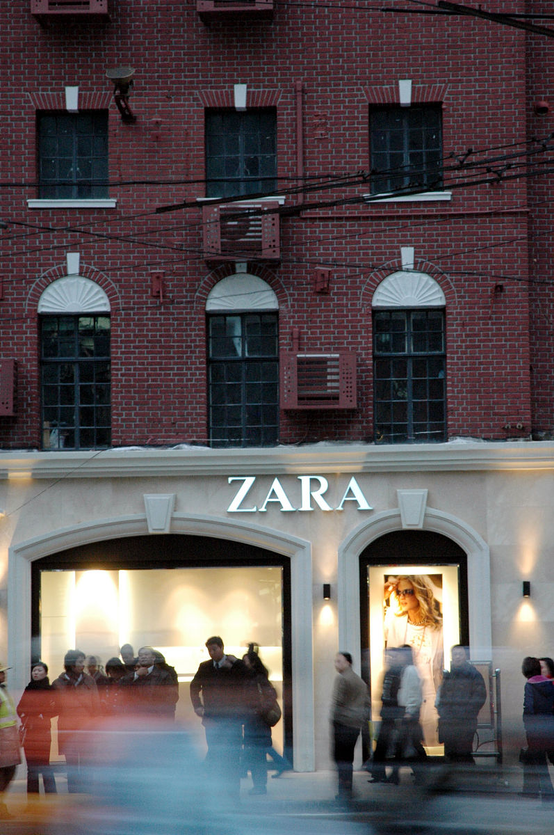 2006年2月23日,国际著名品牌zara在上海南京西路上设立中国大陆地区的