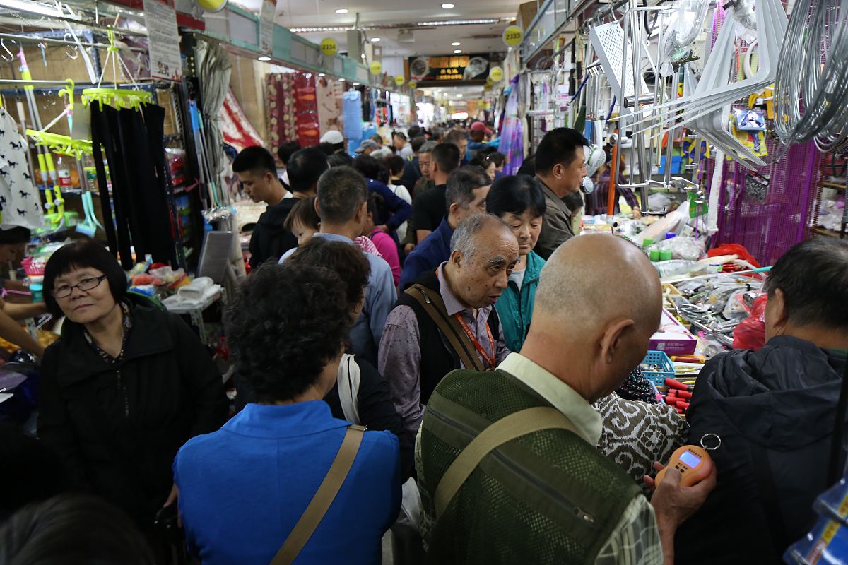 2018年<strong>9</strong>月27日,北京官园批发市场进入关门闭市倒计时,商家清仓大甩卖