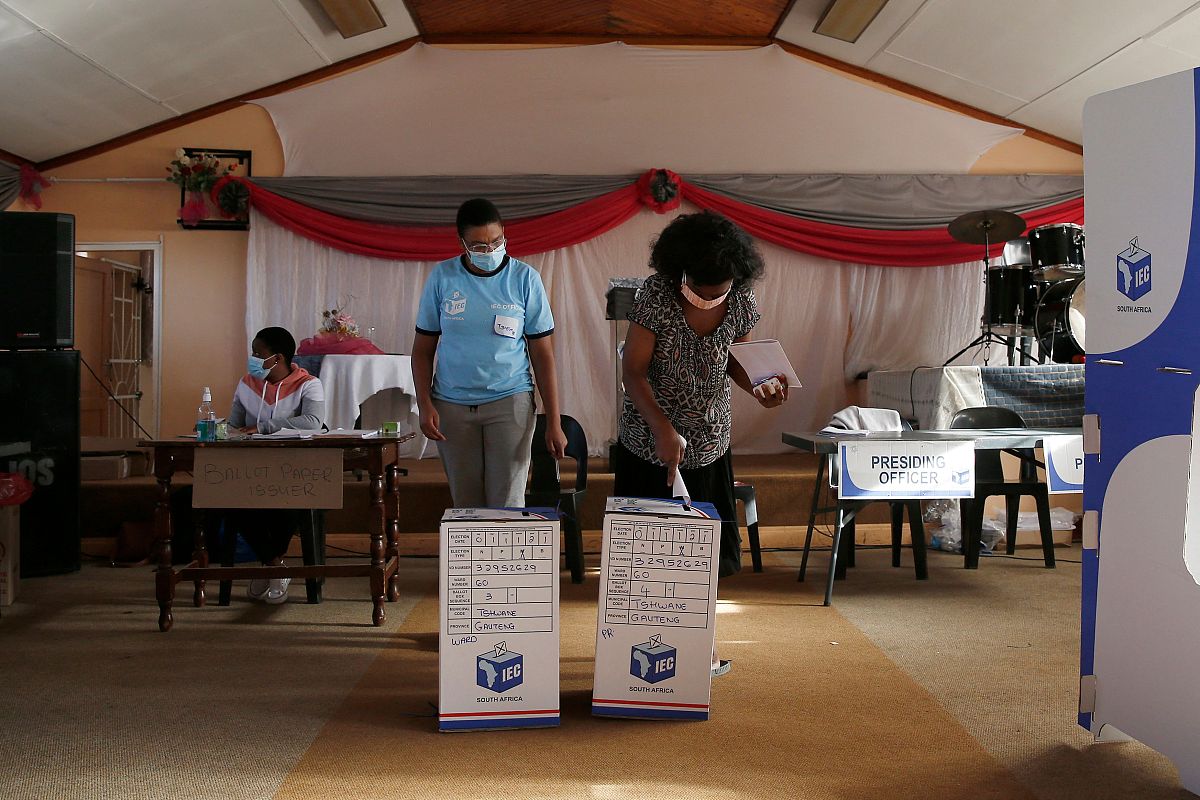 等整个活动经费下来之后第一个时间我们先发一个通知公告在我们的微信公众号上官方网站上和我们图书馆的明显的位置张贴一个公告告知我们的硬件整改大概需要多长时间这样通知到大家避免这一段时间大家来图书馆不能正常阅读。把以上文字整理通顺