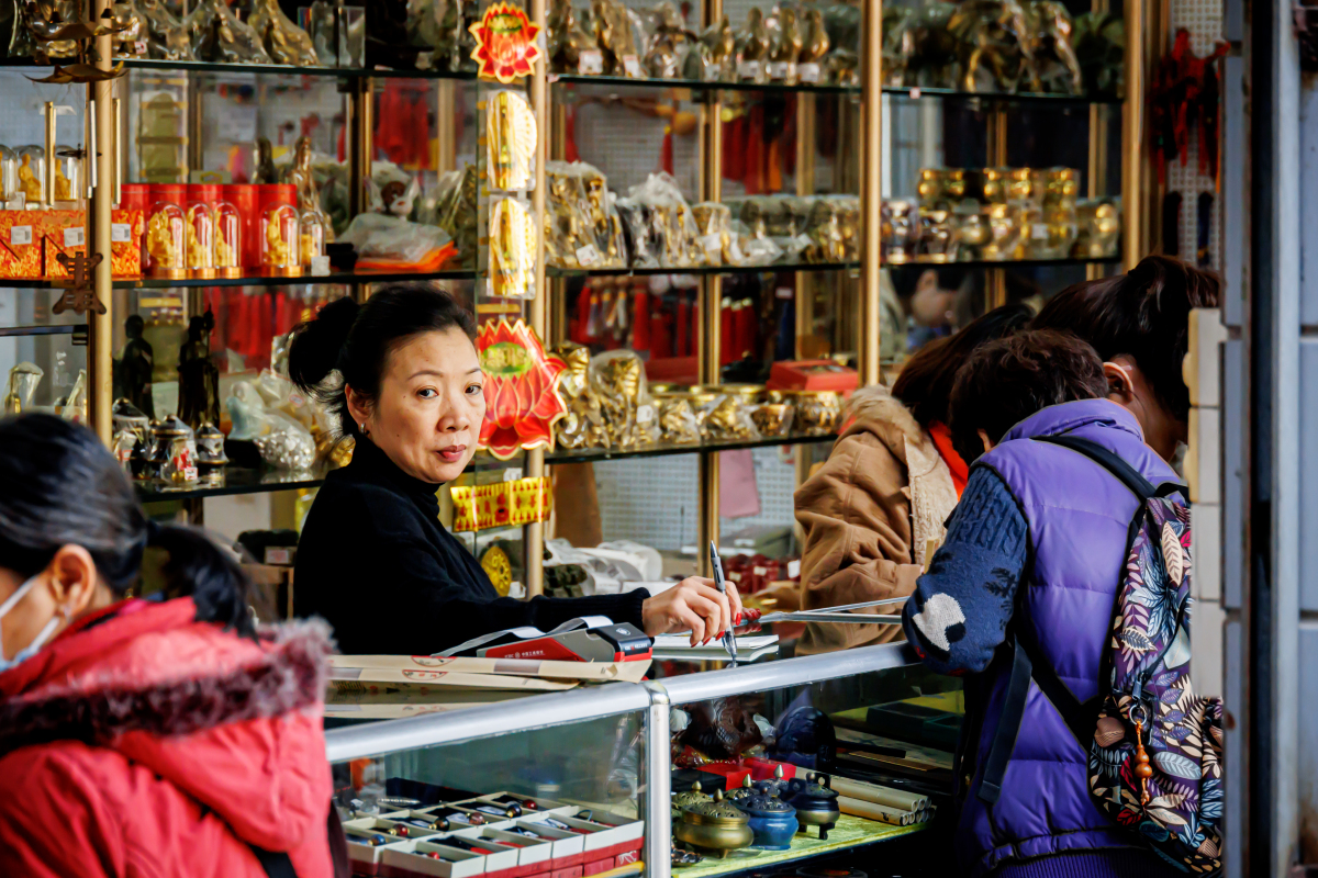 敦煌市集:繁华与古老的交融之地 敦煌,一个既古老又充满活力的名字,在