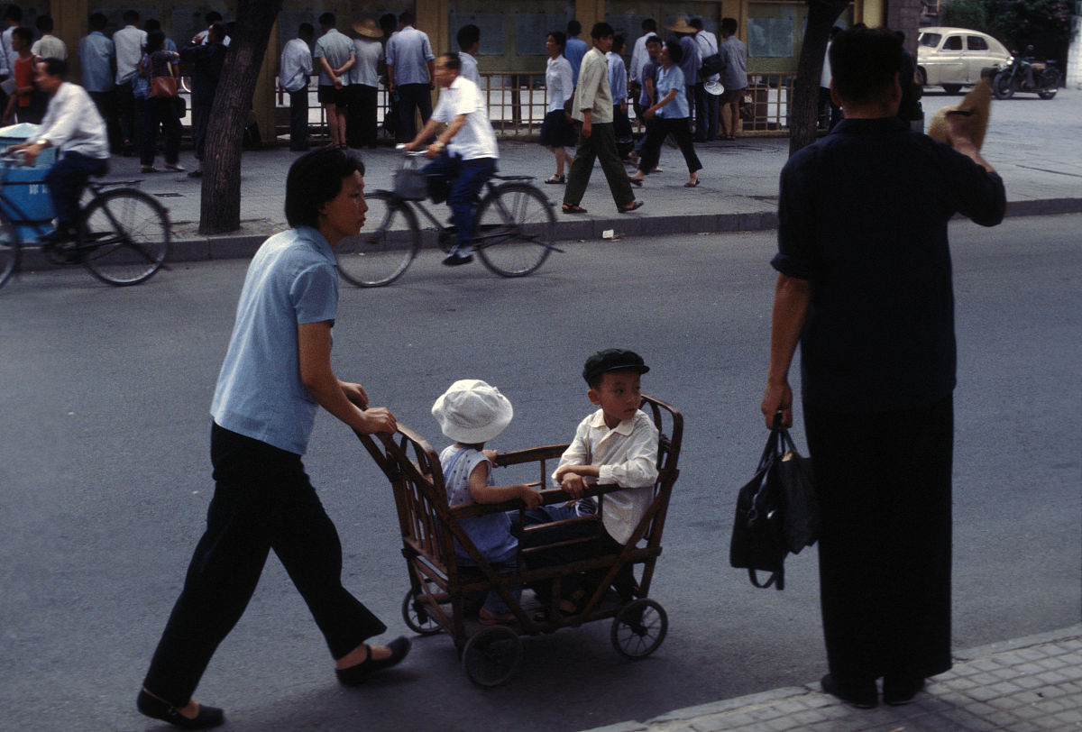 20世纪70年代,坐在木制小推车里的孩子.enfants dans une poussette e
