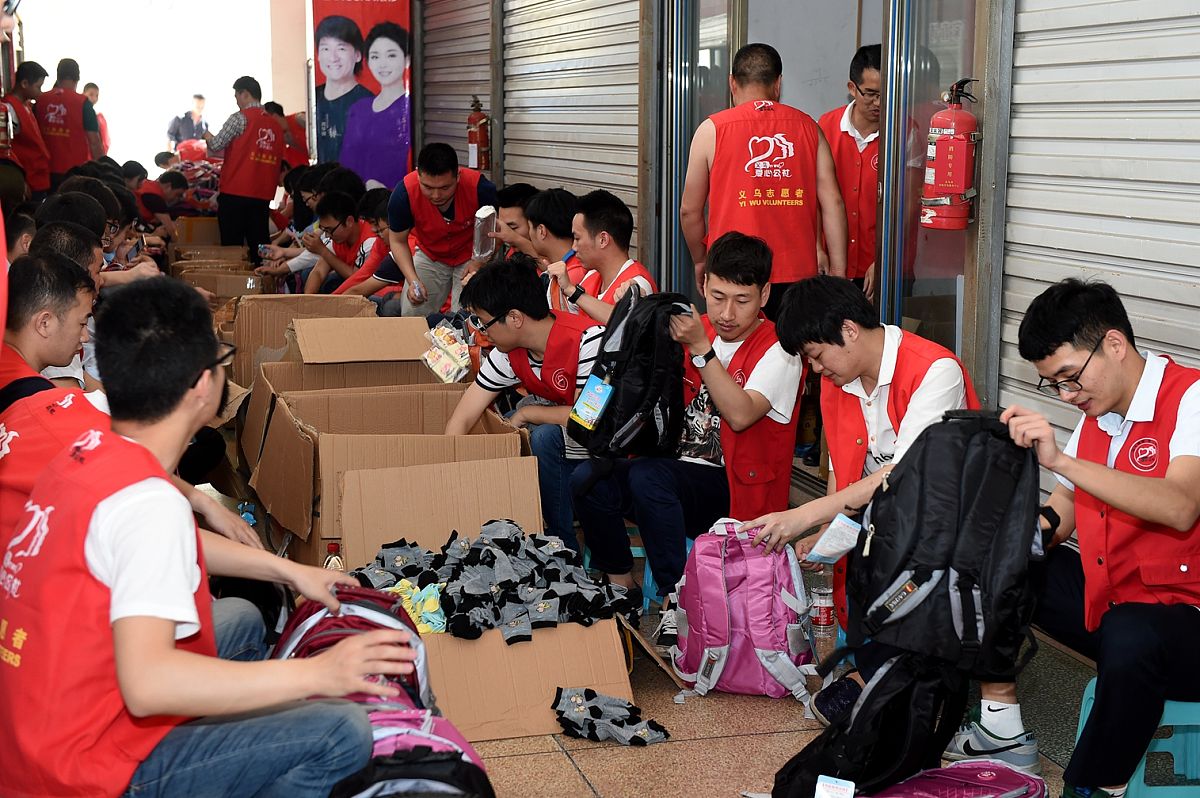 请帮我想10个关于校服捐赠的标题在9个字符内