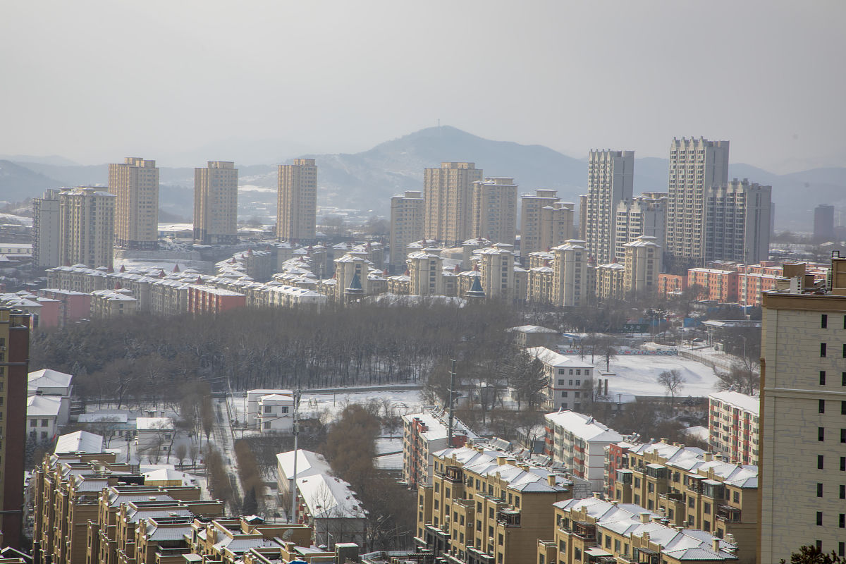 2021年12月17日,吉林省吉林市雪后的楼顶全是银白的积雪,给城市增添了