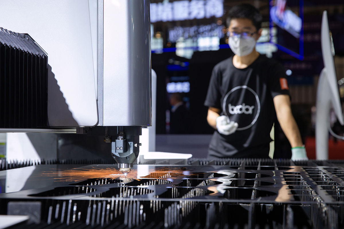 怎么把u盘导入激光切割机 用250字帮我描述