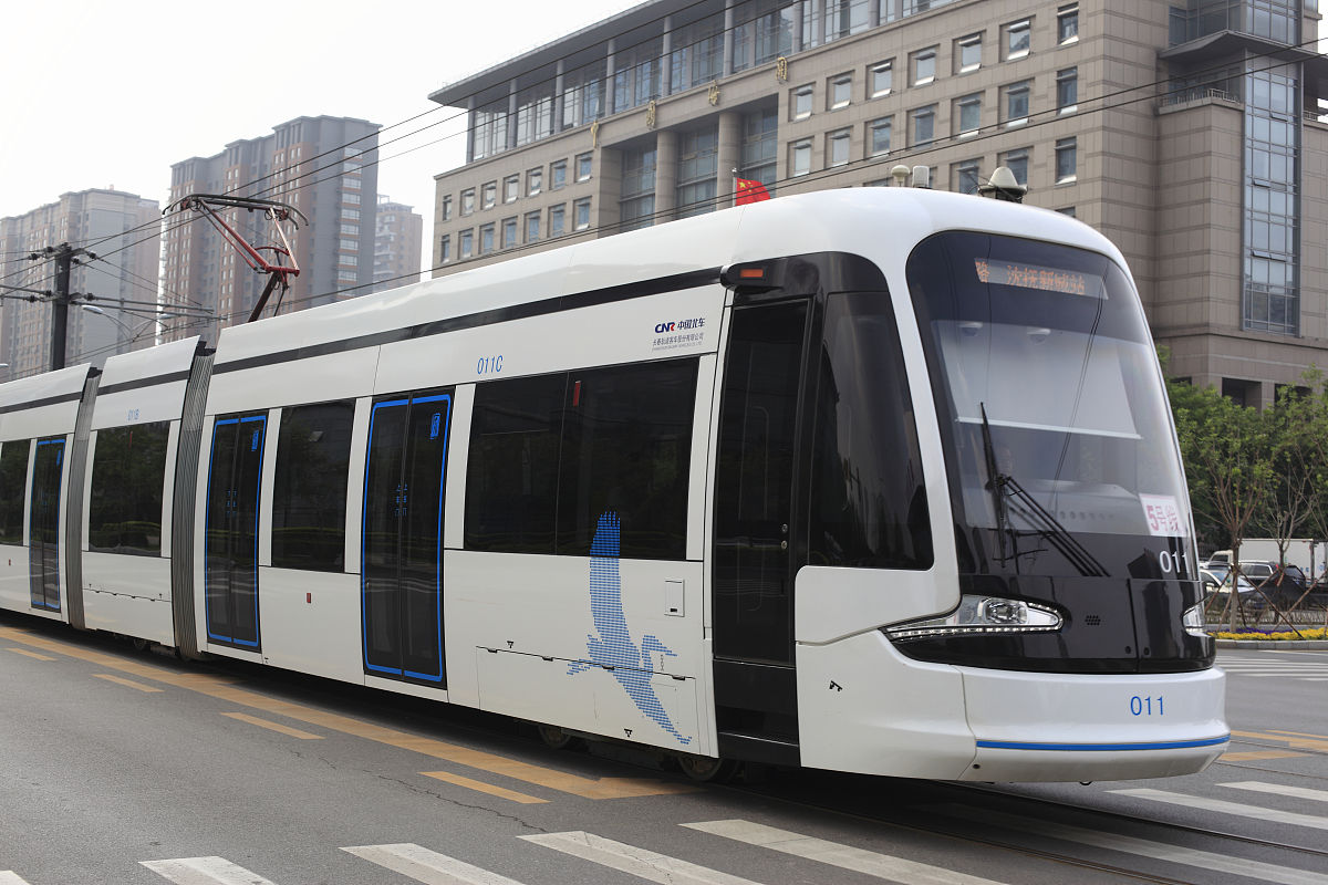 城市轨道交通系统的技术和定义形式复杂多样很多城市将境内所有非国铁性质的各种公共轨道交通统称为轨道交通成立当地的轨道交通公司如重庆轨道交通集团公司。在多数城市的公共轨道交通中占比最大的是地铁系统所以有的城市将内部的轨道交通系统都以地铁一词概括成立当地的地铁公司如广州地下铁道总公司广州地铁不仅包括地铁系统也涵盖了旅客自动输送系统和有轨电车系统。换个说法