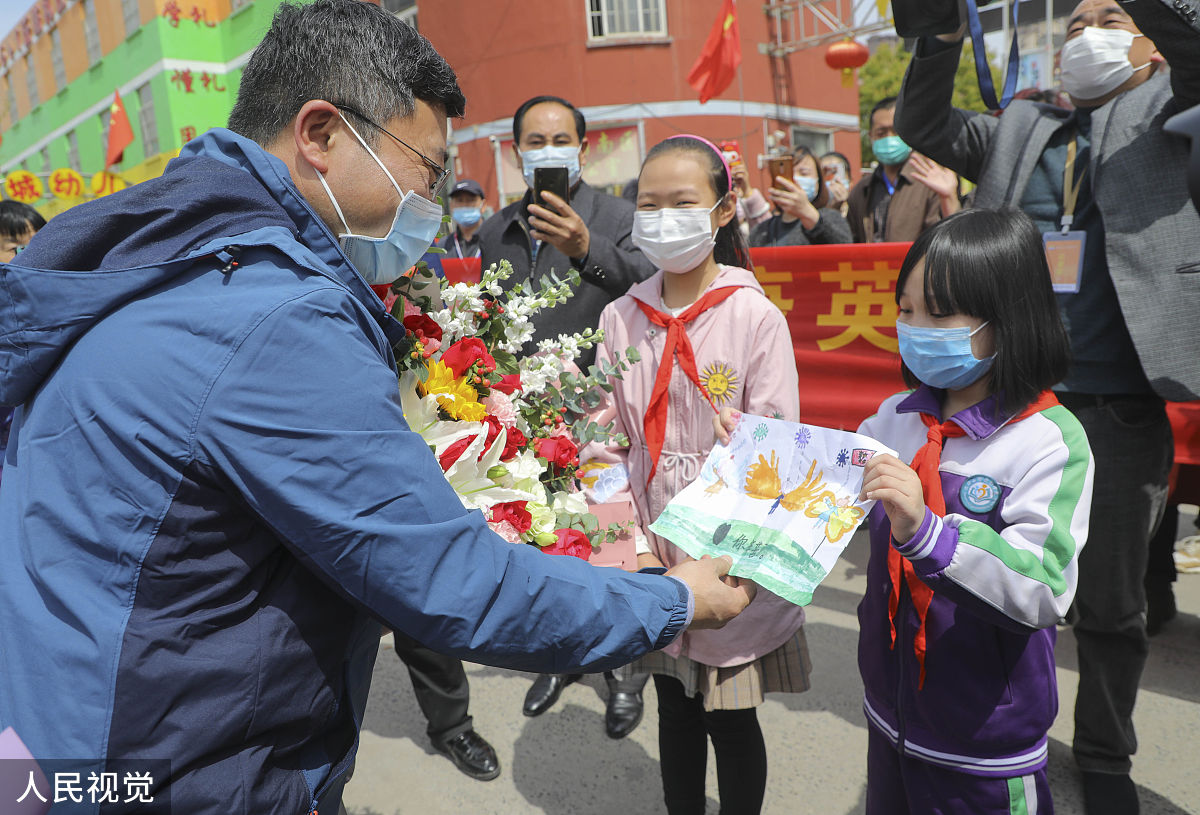 禁 足 可可是某小学的五年级女生。2020年春节刚过爸爸妈妈作为医院的骨干就其他医护人员一起去武汉支援抗疫了把她和她的小狗木木送到了爷爷家。 过了两天爸爸妈妈跟她和爷爷视频时说武汉目前有很多人家缺口罩如果家里口罩多的话可以捐一些。家里并没有存多少口罩可可想了想拿出自己带来的口罩对爷爷说∶爷爷我也拼一些吧。我粉尘过敏同学们给我送过口罩我不能只接受别人关心却不关心别人。我可以两星期不出门这样就能省下不