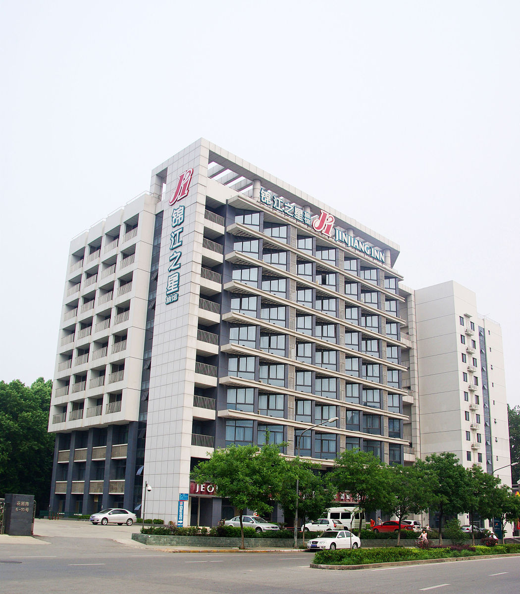 根据小标题补全每个小标题下的内容每点不少于150字：锦江之星营销策略存在的问题1 网络营销建设不完善2 品牌意识不强3 定位不明确4 标准化设计风格单一