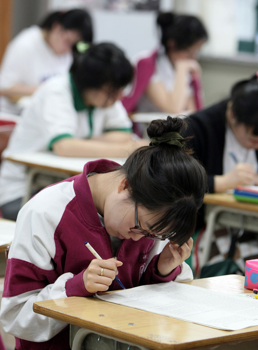 你现在的身份是作者请对论文《小学数学课堂即时评价的现状研究——以唐山市路北区为例》外文文献原文的研究背景进行整理