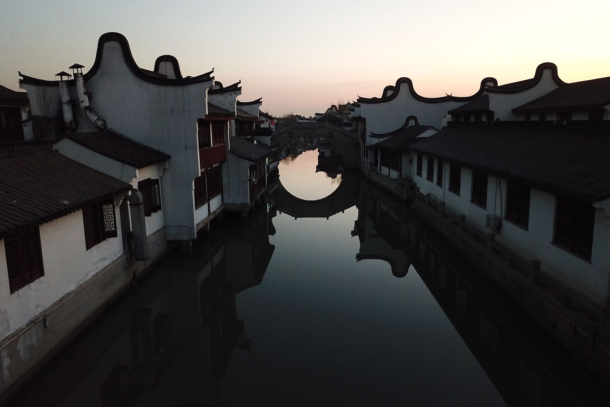 2021年1月1日清晨,2021年第一缕曙光来临,上海召稼楼古镇显得温暖且美