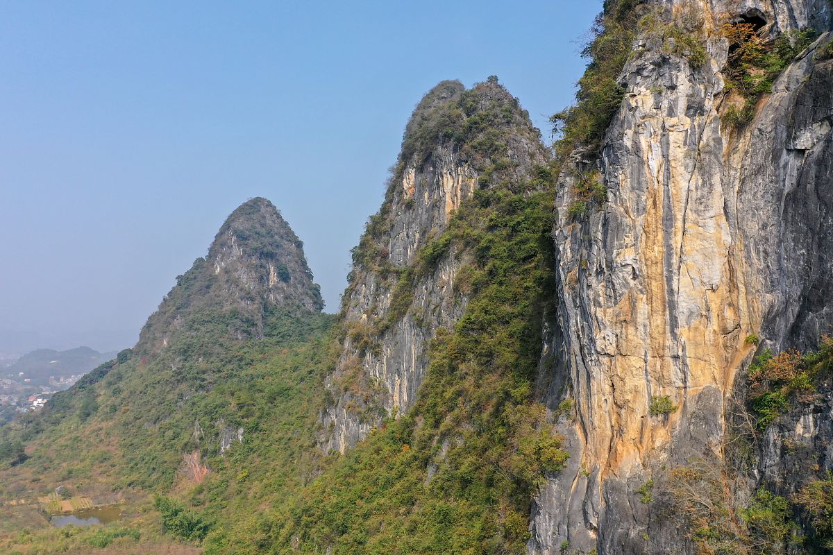 赤脚爬桂林野石头山：穿山和鹦鹉山作为桂林城北著名的山区野石头山连绵起伏峰峦叠嶂是一处值得一游的自然风光。而在野石头山的东北方向还有两座不错的小山峰分别是穿山和鹦鹉山。穿山位于野石头山的东侧是一座海拔约400米的小山峰。虽然它比野石继续