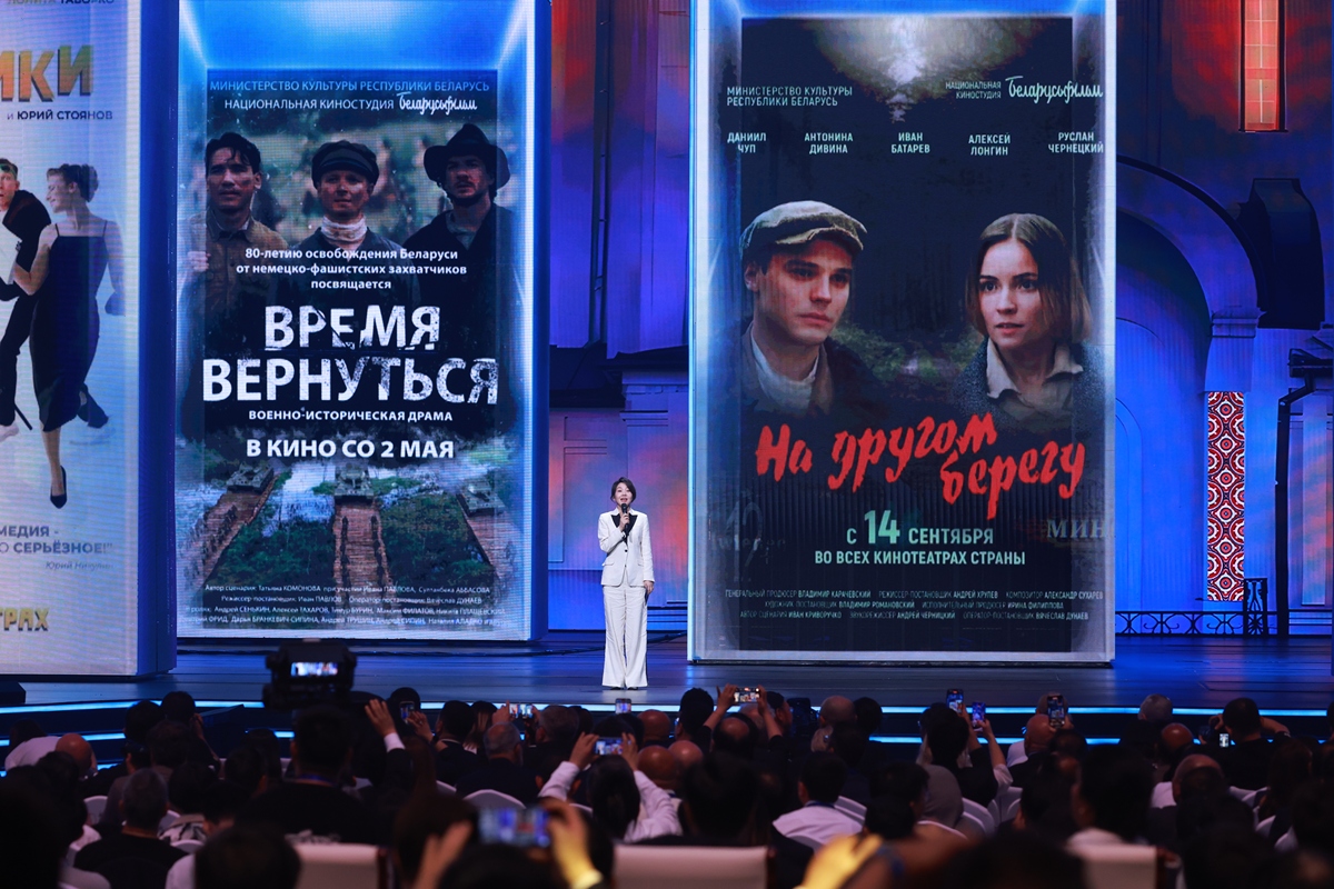 李华想邀请你的朋友john在周六晚上去观看科幻电影 the wandering earth 请用英语给他写一封邮件内容包括：1发出邀请；2介绍电影主题：保护人类共同的家园——地球；观众评价等；3请求回复。注意：1 词数90左右；2 可适当增加细节以使行文连贯。