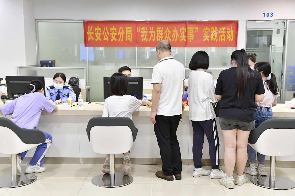 总结如下内容500字：充分利用各方资源寻求多种服务平台牢记为人民服务的根本宗旨将改革不断向下、向外延伸实现就近办快捷办同城办异地办。一是打造市县两级行政服务中心旗舰店。按照进一扇门取一个号到一个窗办一件事的改革要求积极推行无差别受理模式由市县两级公安机关法定代表人与当地行政服务中心签订无差别受理事项委托书将大部分事项集中在行政服务中心分中心办理。重点针对行政服务中心和车管分中心业务进驻的差异性研究