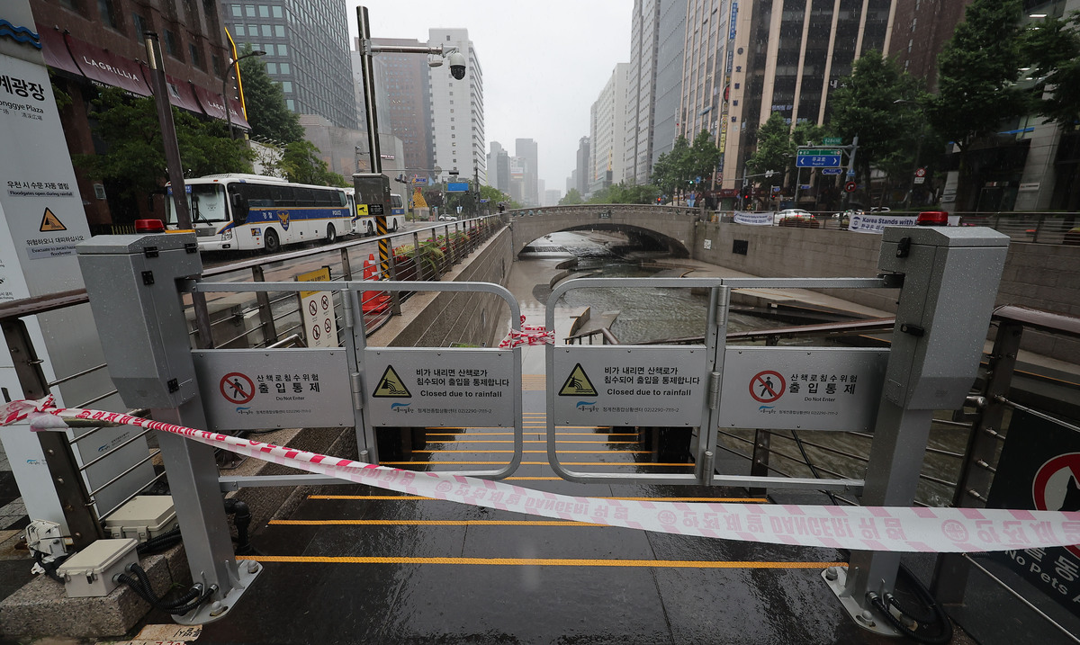物业公司接手小区后着手进行的改变 大门口案名字翻新 门口道闸更换维护 全小区监控维修 路灯井盖维修更换 水房水泵维修 园林园木修剪
