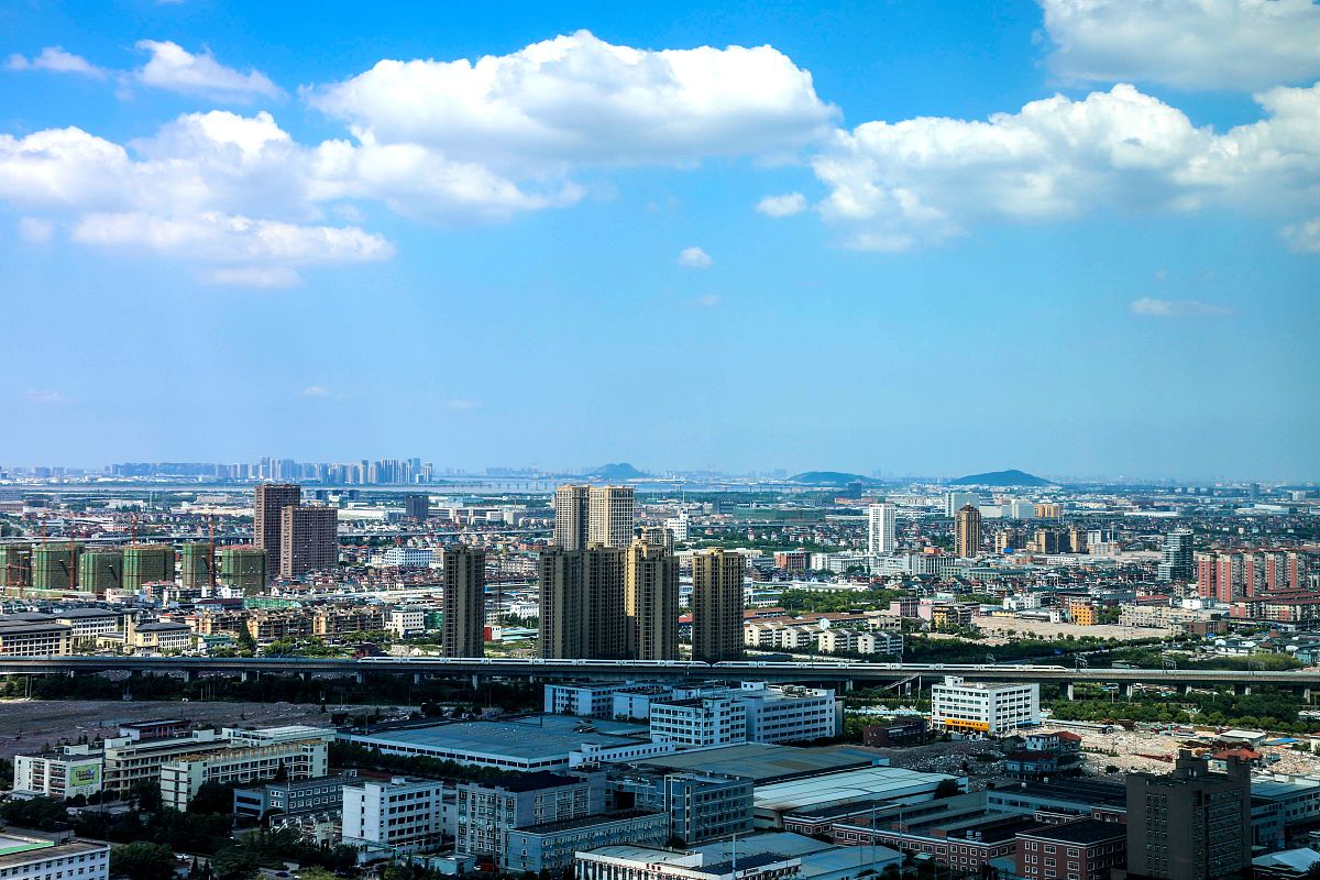 2018年7月15日,高铁从浙江杭州萧山区如画的城市风景中穿过.