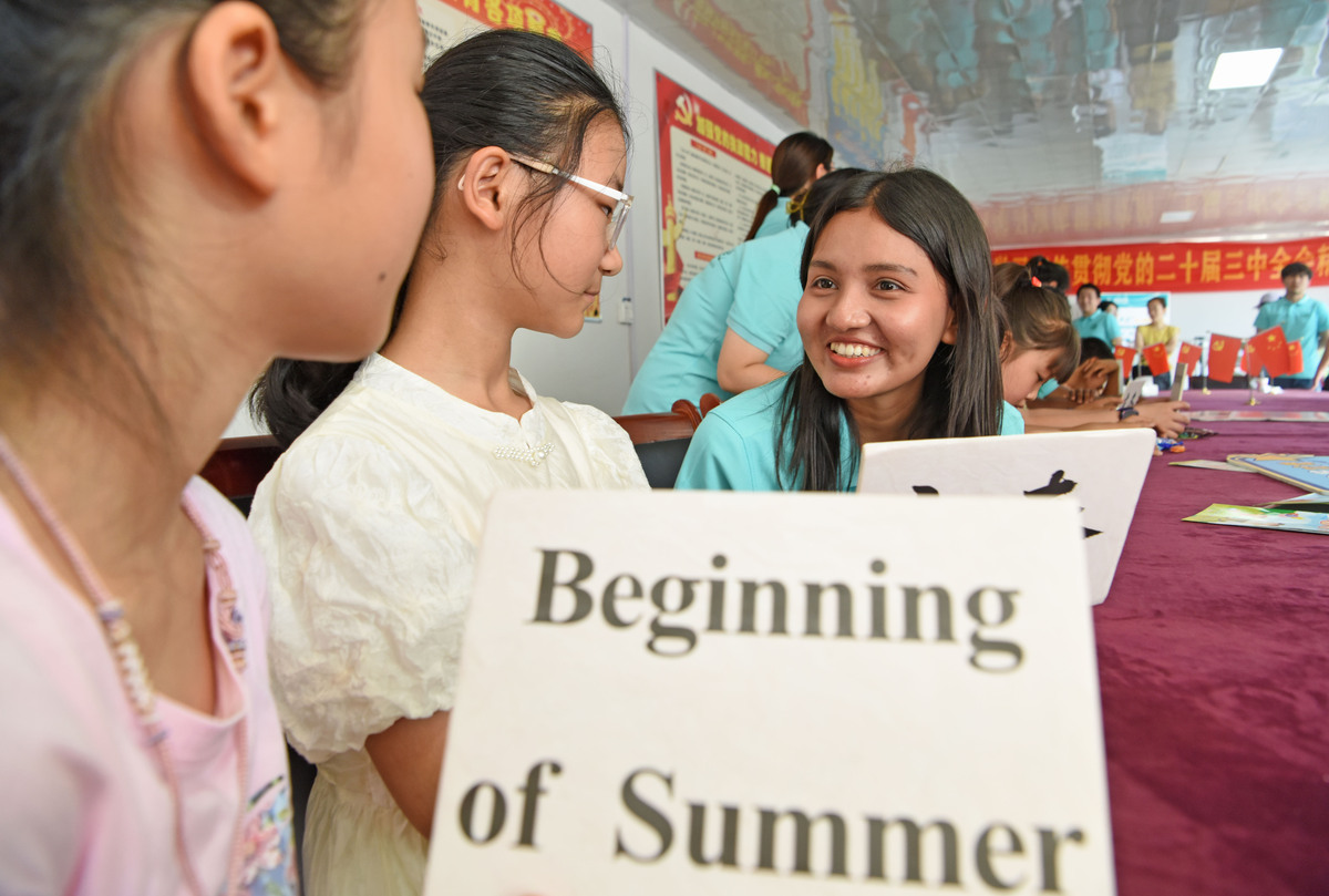 写一篇英语作文主题为为校报写一篇新闻报道参加学生会组织的帮助邻里老人的志愿者活动120词左右