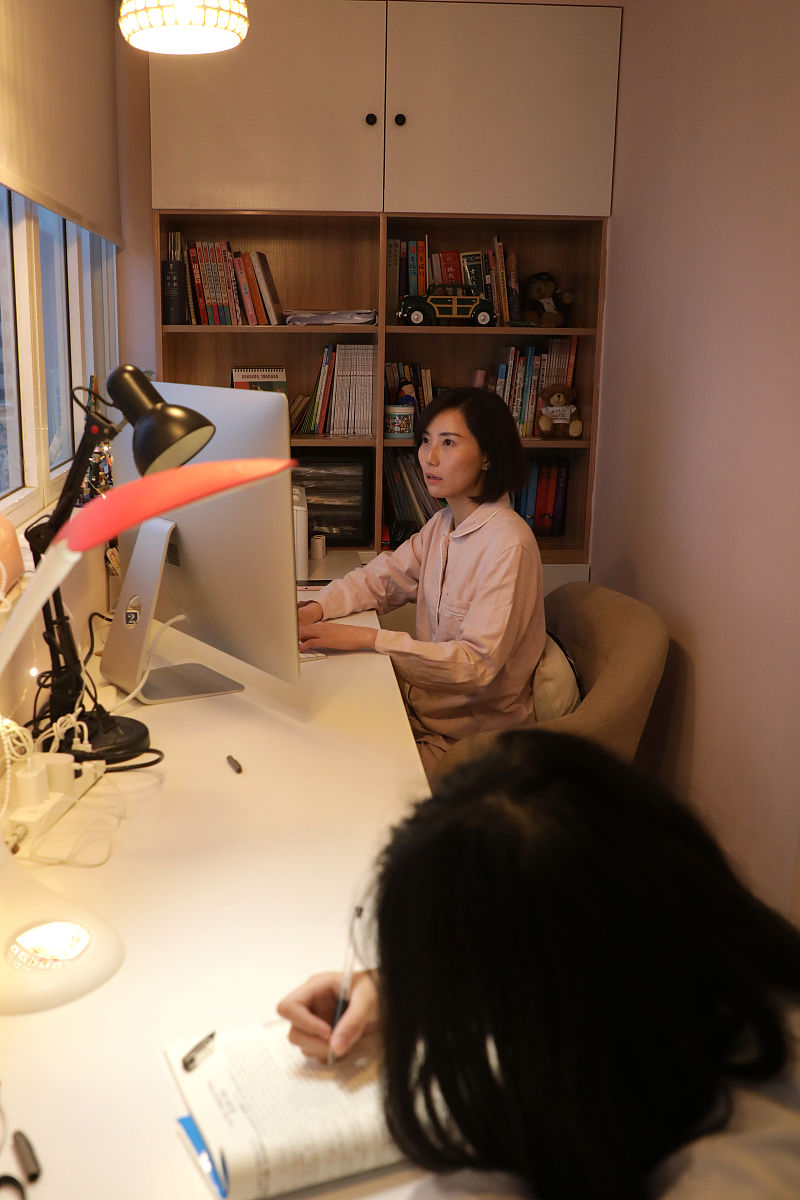 2020年4月20日,上海,因为要处理案头工作和学习旅游目的地的课件,孙茜