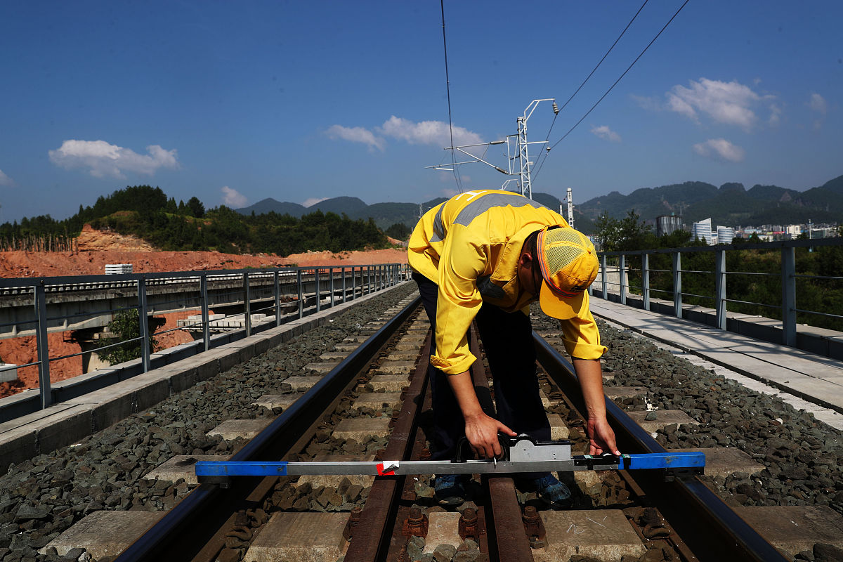 成都铁路中专学校助力西部发展：兰渝铁路全线通车